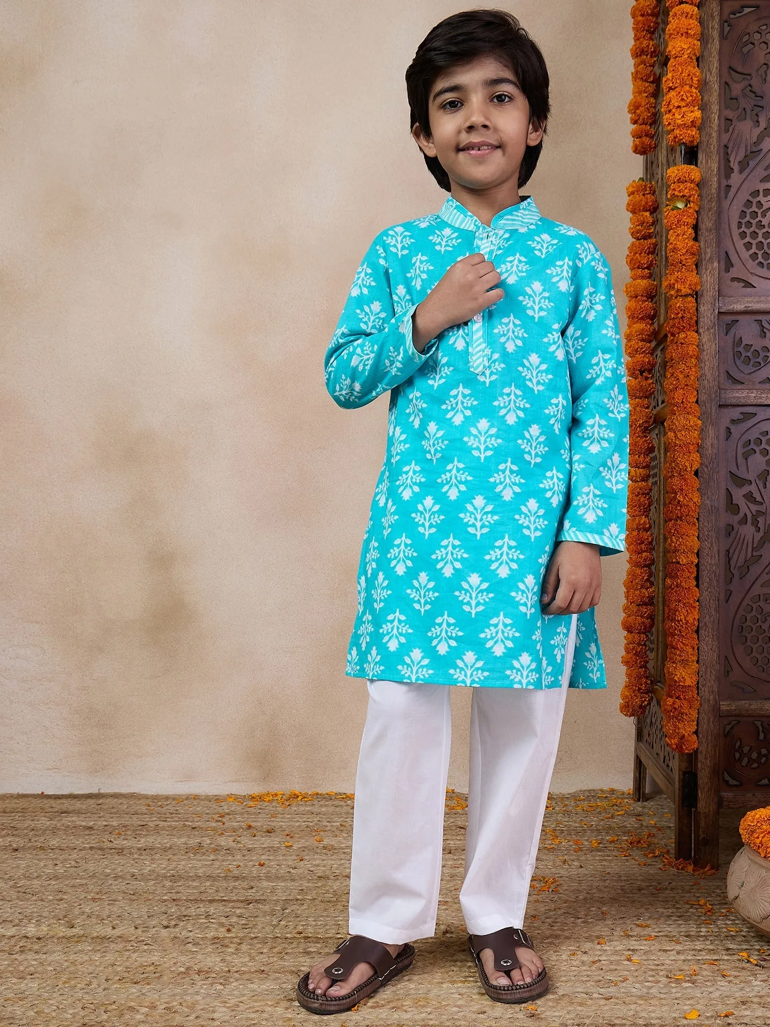 Boys Mandarin Collar Ethnic Motifs Printed Regular Kurta With Pyjamas