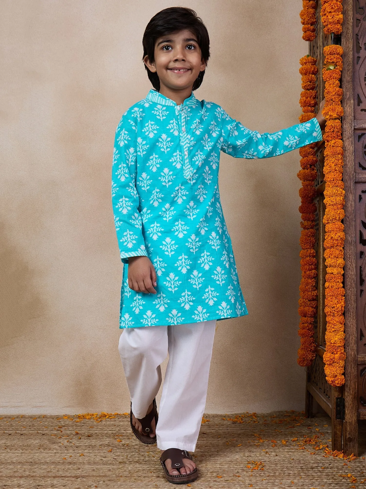 Boys Mandarin Collar Ethnic Motifs Printed Regular Kurta With Pyjamas