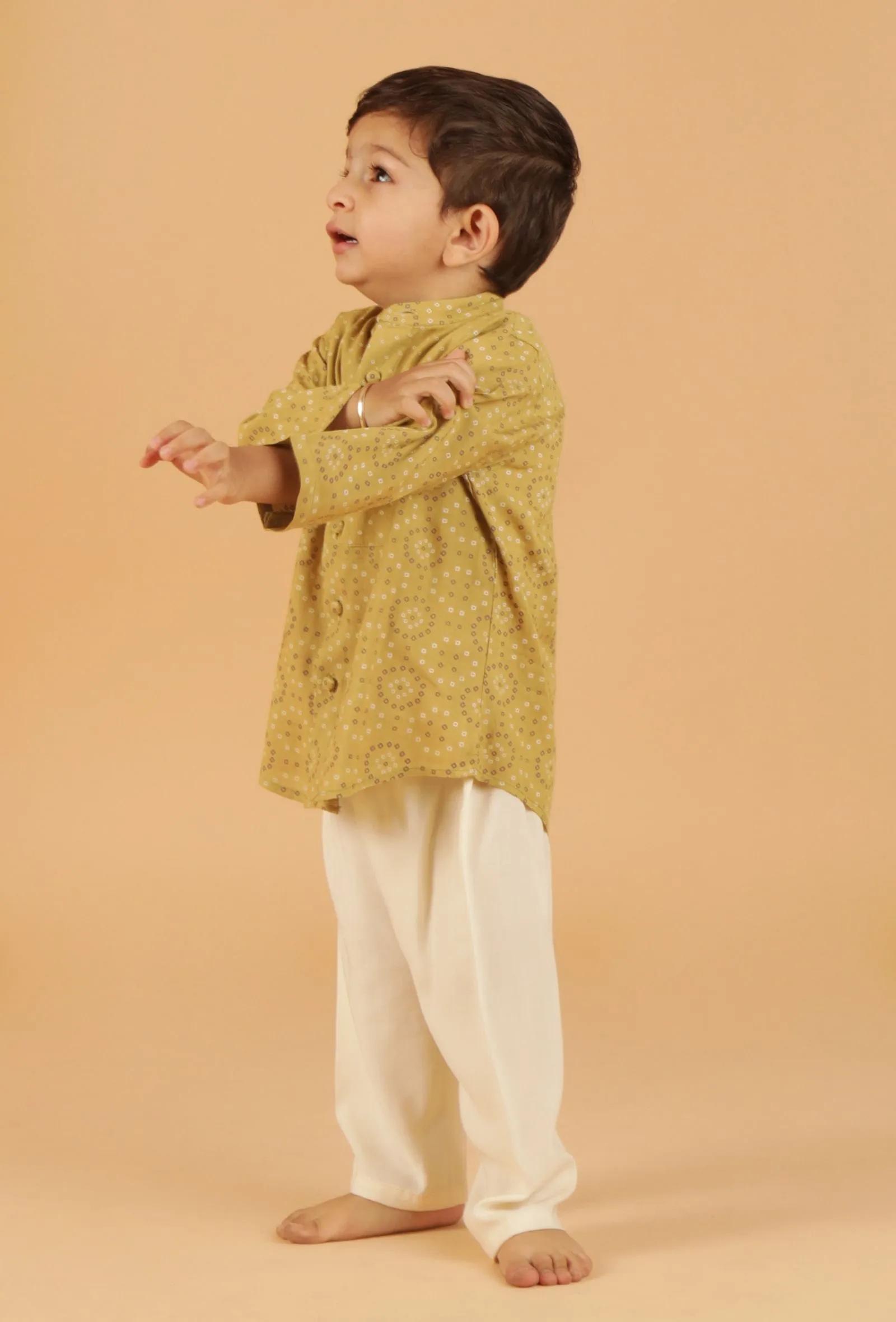 Set Of 2: Alpin Green Bandhani Front Open Rayon Kurta & Off-White Pants