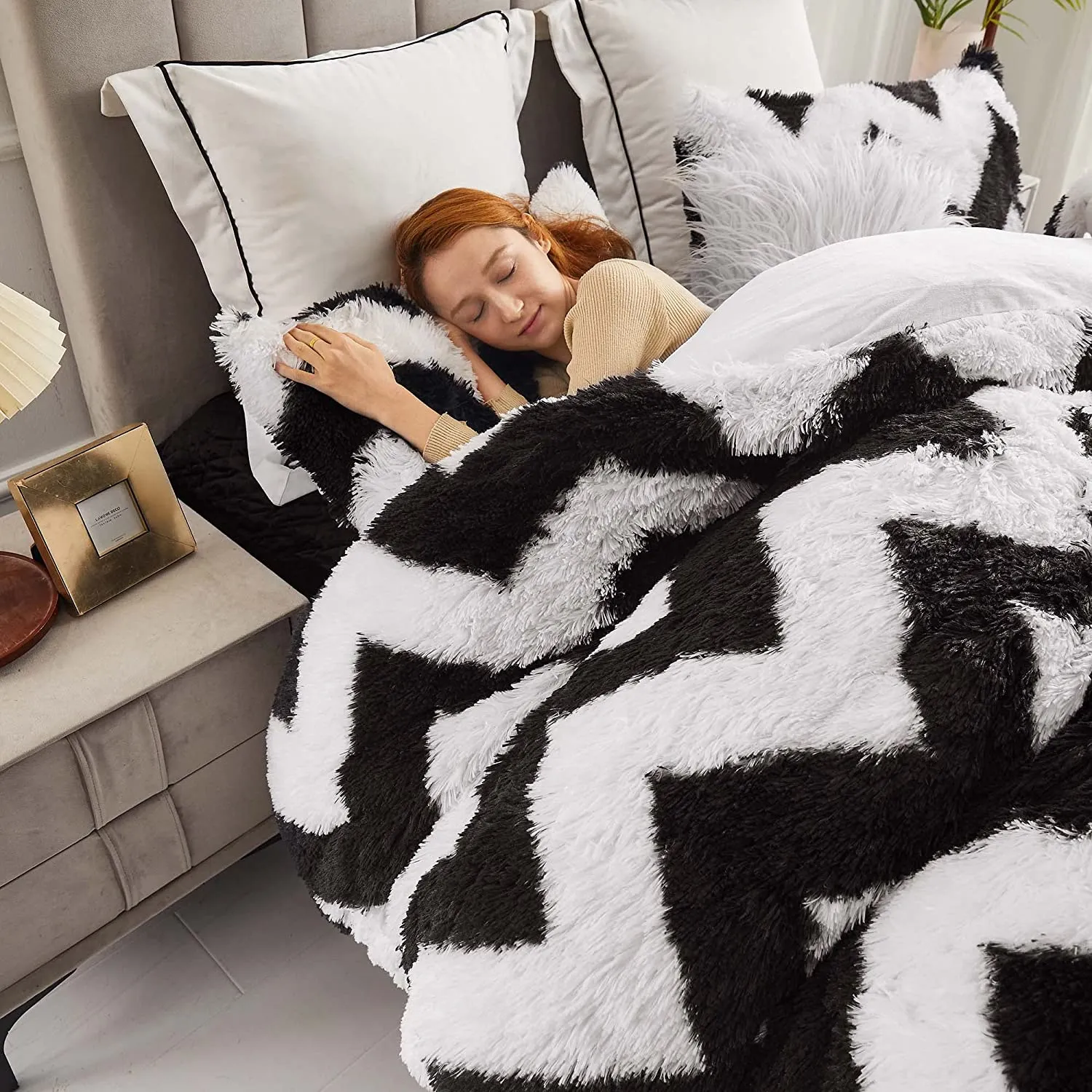 The Softy Black Zig Zag Bed Set